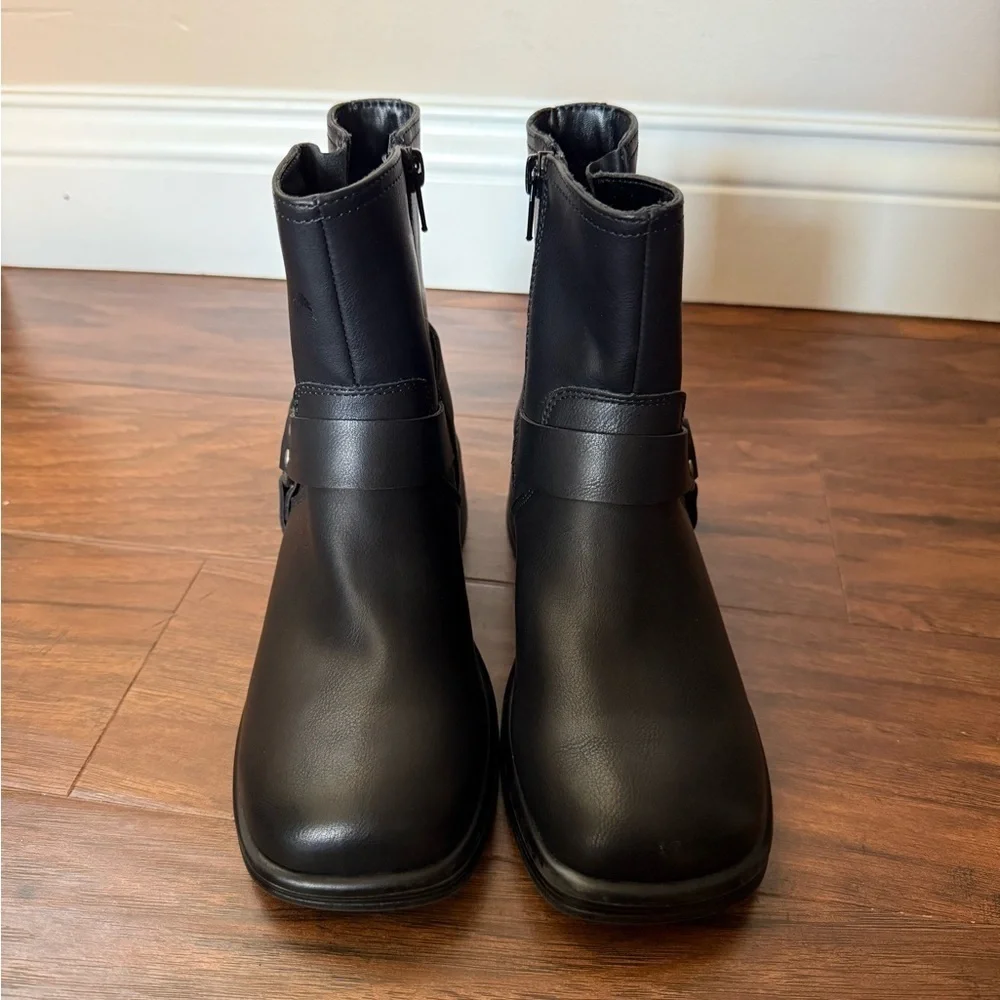NWOT Steve Madden Girls JFlyer Black Moto Boots with Buckle Detail-Size 2